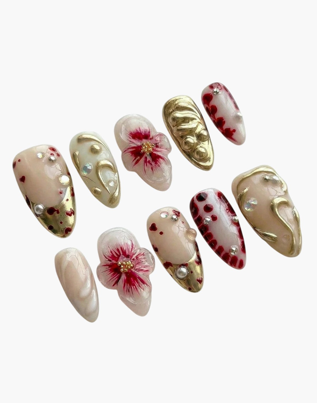 Set de 10 faux ongles Cherry Rouge Gilded Petal forme amande, nude rosé avec pétales en relief et détails dorés.