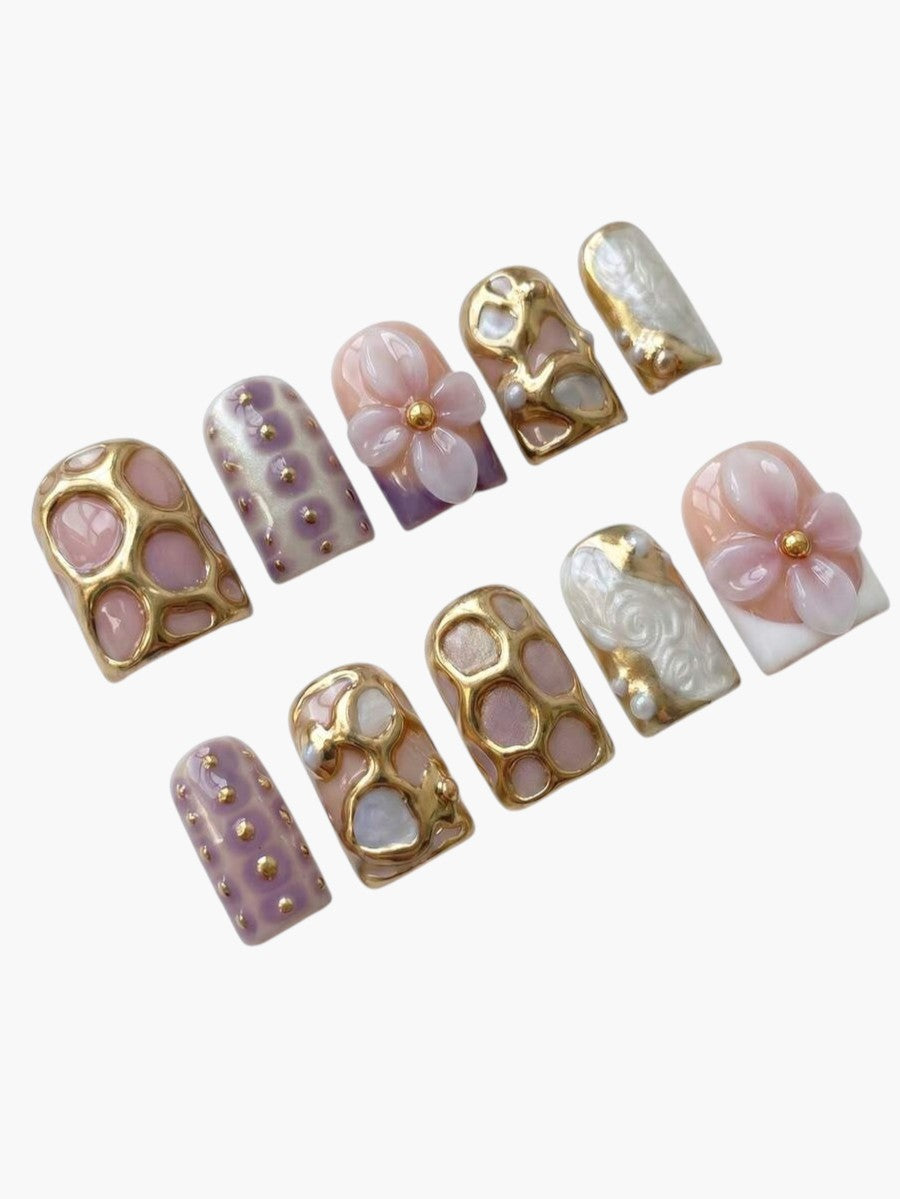 Set de faux ongles Cherry Rouge Lavender French Whimsy carrés courts en gel avec détails dorés, fleurs et relief 3D.