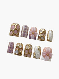 Set de 10 faux ongles Cherry Rouge Lavender French Whimsy, forme carrée courte, motifs floraux 3D et détails dorés.