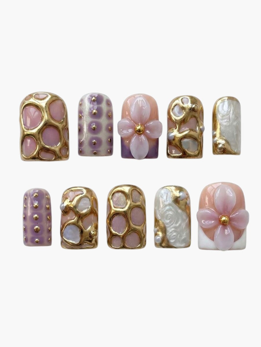Set de 10 faux ongles Cherry Rouge Lavender French Whimsy, forme carrée courte avec détails en relief dorés et fleurs