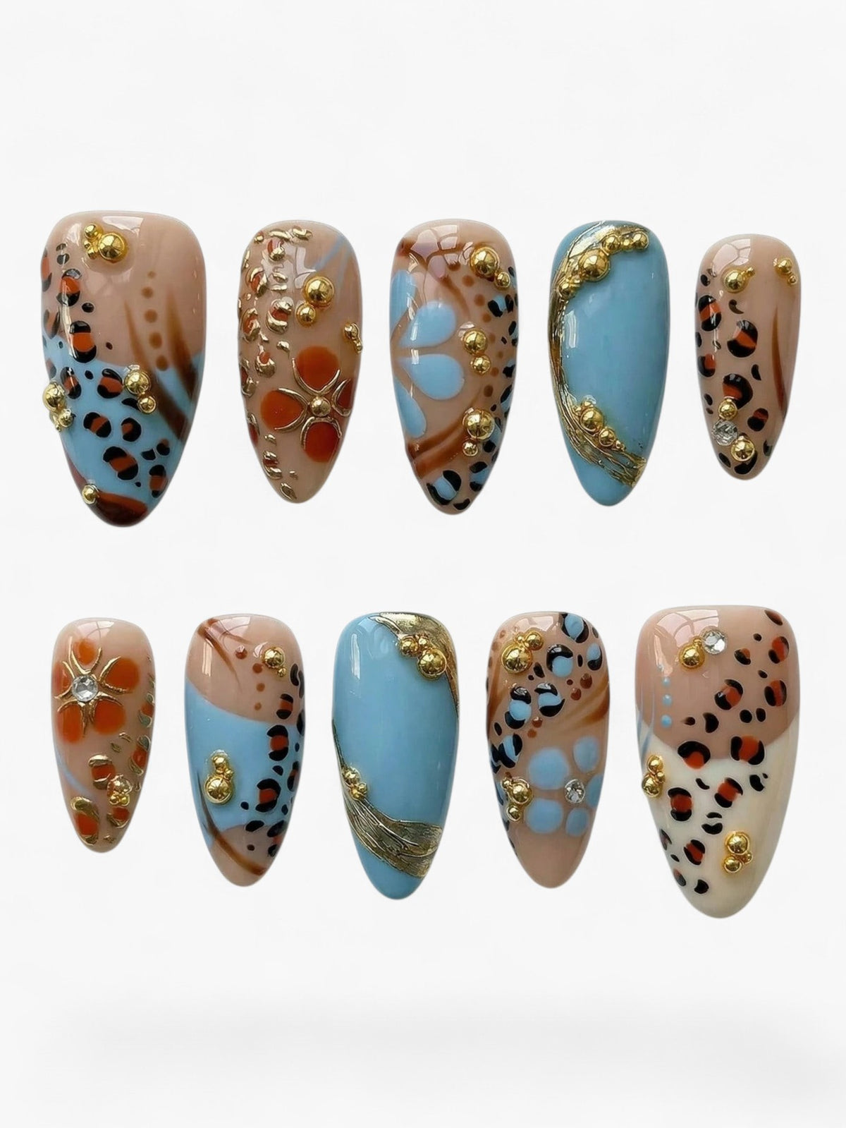 Set de 10 faux ongles Cherry Rouge en forme amande avec motifs léopard, touches bleu ciel, gel brillant et strass.