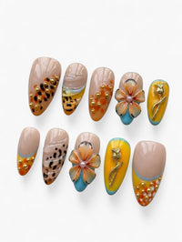Set de 10 faux ongles Cherry Rouge Leopard Petal Gold nude avec motifs léopard, fleurs sculptées et détails dorés