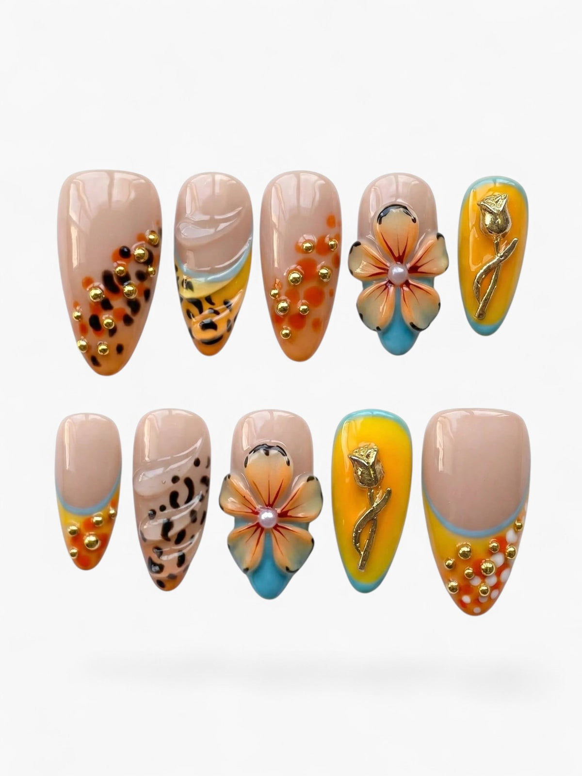Set de 10 faux ongles Cherry Rouge Leopard Petal Gold en gel nude avec motifs léopard, fleurs sculptées et détails dorés