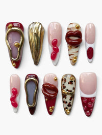 Set de 10 faux ongles Cherry Rouge forme amande avec motifs lèvres 3D, détails dorés et imprimé léopard sur fond nude