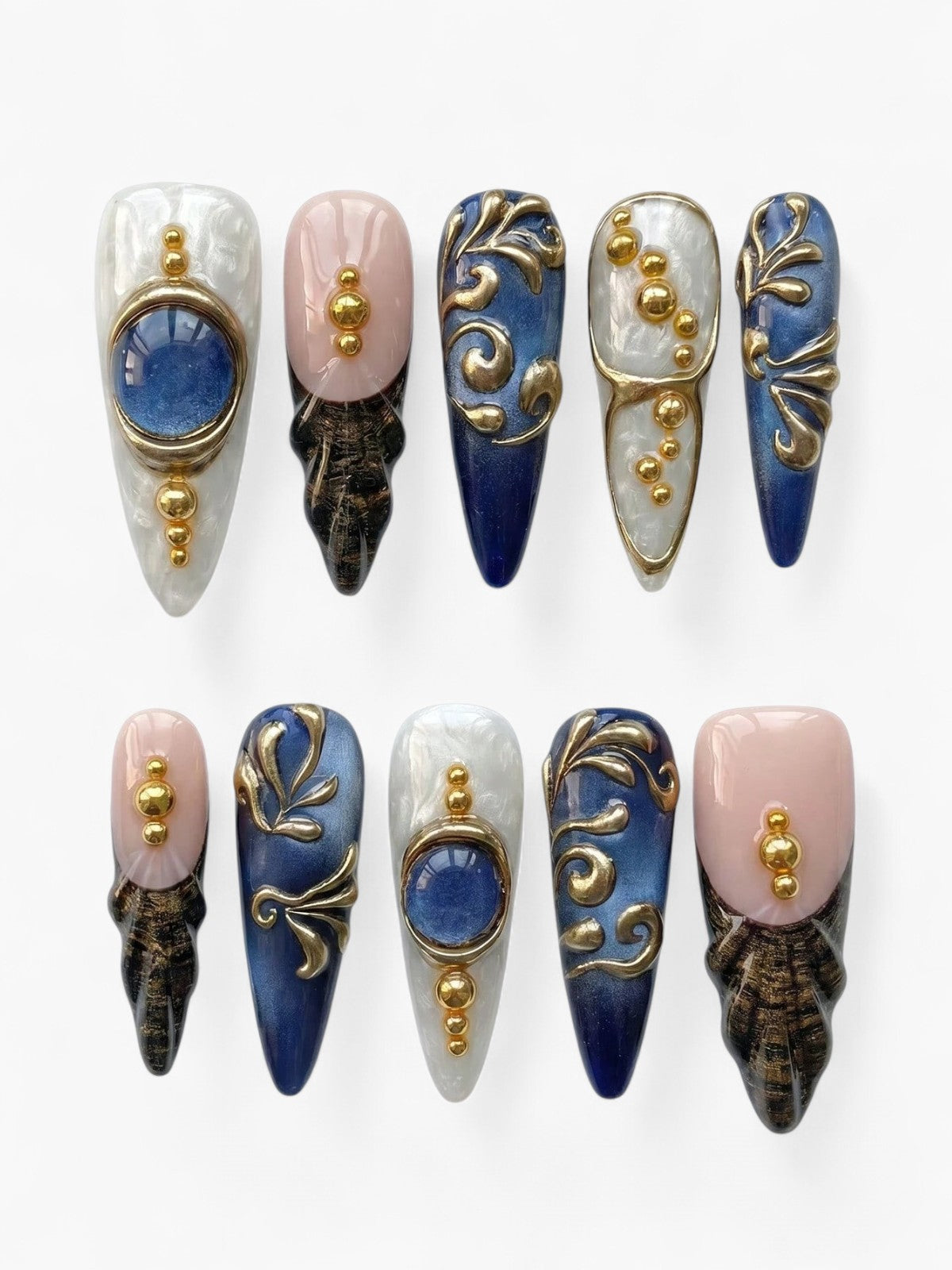 Set de 10 faux ongles Cherry Rouge She’s Royal forme pointue, marbré bleu, détails dorés en relief et motif léopard.