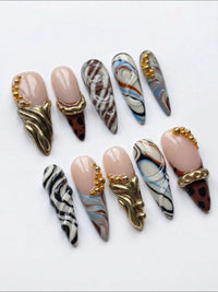Set de faux ongles Cherry Rouge She’s Royal pointus avec marbrure bleue, détails dorés 3D et motifs léopard sculptés