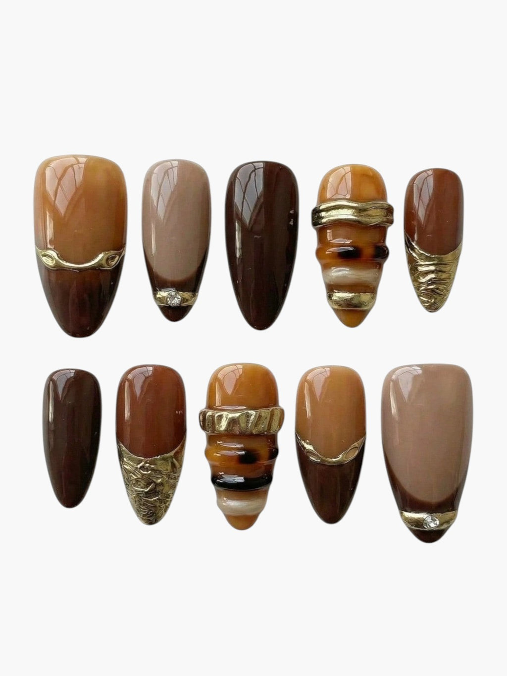 Set de 10 faux ongles Cherry Rouge en forme amande, dégradé marron doré brillant avec détails métalliques et strass.