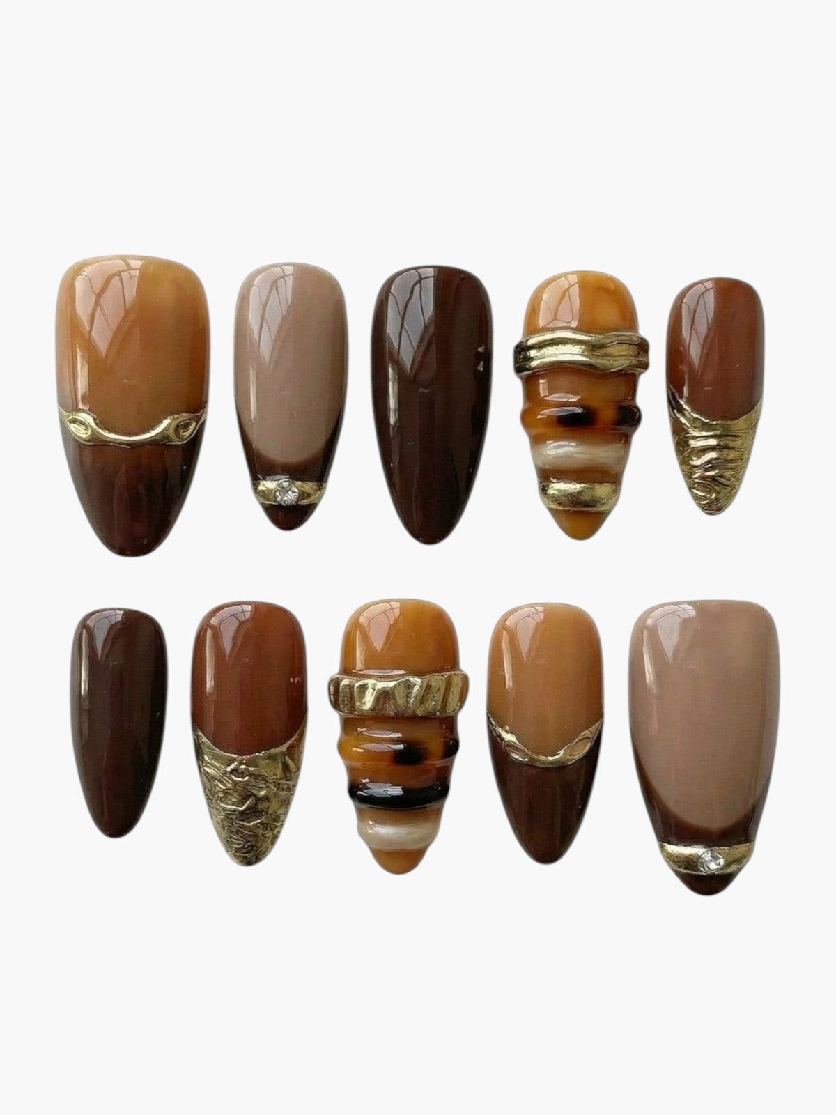 Set de 10 faux ongles Cherry Rouge en forme amande, dégradé marron doré brillant avec détails métalliques et strass.