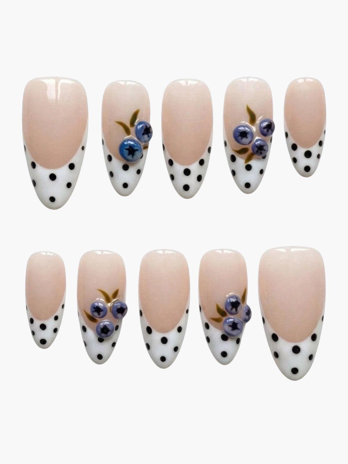 Faux ongles Cherry Rouge Blueberry Reverie en forme amande avec motif pois noirs et décorations de myrtilles en relief