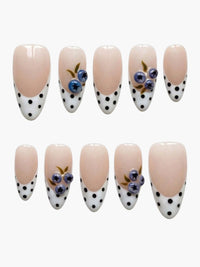 Faux ongles Cherry Rouge Blueberry Reverie en forme amande avec motif pois noirs et décorations de myrtilles en relief