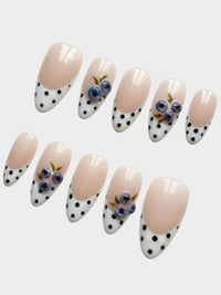 Faux ongles Cherry Rouge Blueberry Reverie en forme amande avec motif pois noirs et décorations de myrtilles en relief