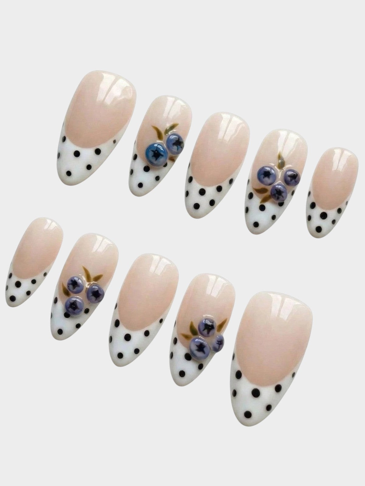 Faux ongles Cherry Rouge Blueberry Reverie en forme amande avec motif pois noirs et décorations de myrtilles en relief