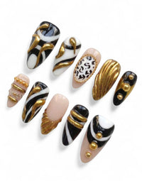 Set de 10 faux ongles Cherry Rouge en forme amande avec motifs abstraits, animaliers et ornements dorés 3D en relief.
