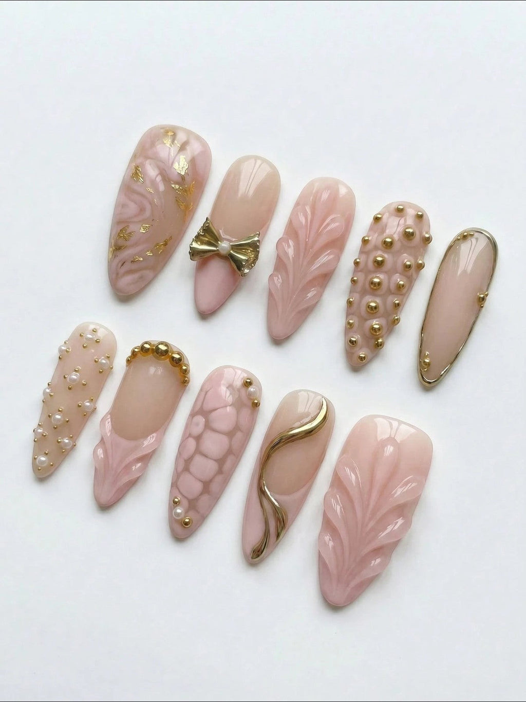 Set de faux ongles Cherry Rouge Silken Serpent Kiss en forme amande, rose poudré avec détails dorés, perles et relief