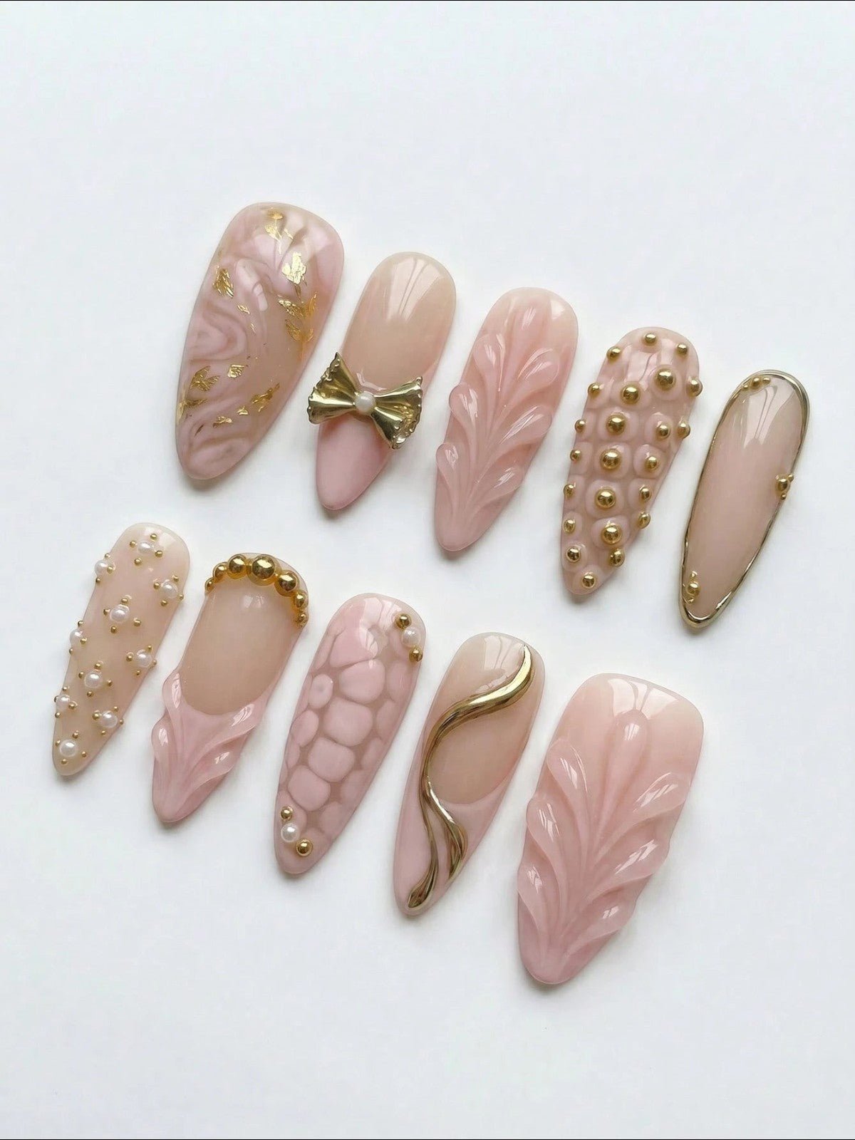 Set de faux ongles Cherry Rouge Silken Serpent Kiss en forme amande, rose poudré avec détails dorés, perles et relief