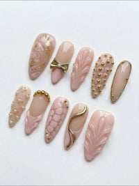 Set de faux ongles Cherry Rouge Silken Serpent Kiss en forme amande, rose poudré avec détails dorés, perles et relief