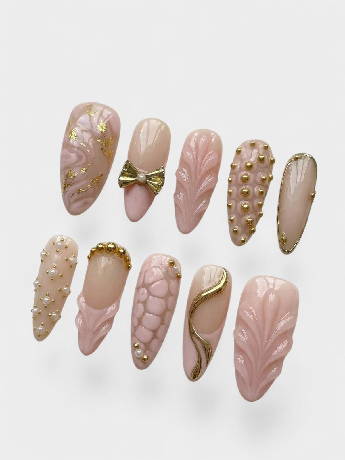 Set de faux ongles Cherry Rouge Silken Serpent Kiss rose poudré avec détails dorés, perles et motifs sculptés
