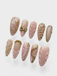 Set de faux ongles Cherry Rouge Silken Serpent Kiss rose poudré avec détails dorés, perles et motifs sculptés
