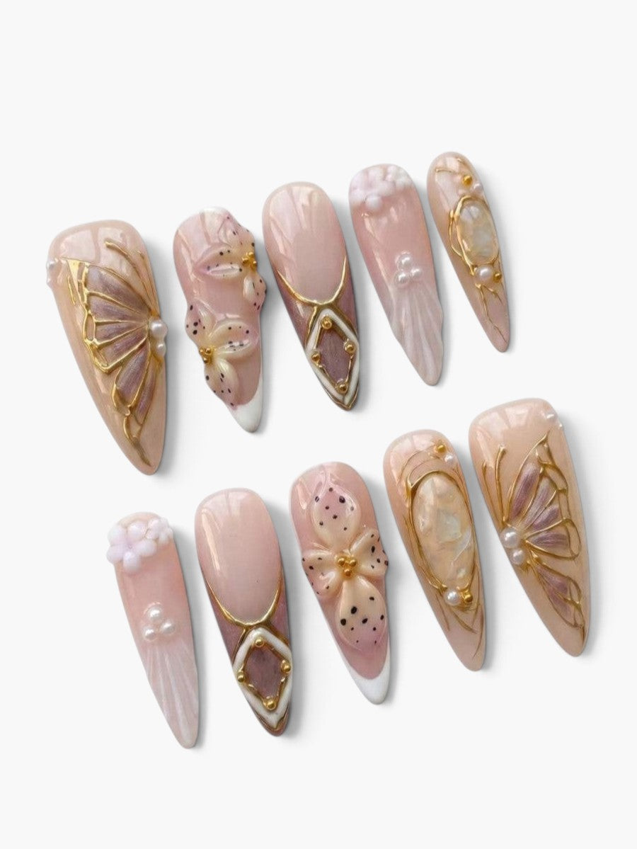 Set de 10 faux ongles Cherry Rouge Dream Girl forme stiletto, nude rosé et parme avec fleurs 3D, perles et détails or.