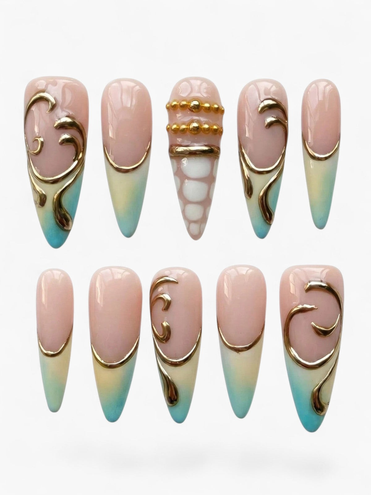 Manucure Cherry Rouge Coastal Glow, faux ongles stiletto longs en polygel avec motifs vagues bleus et dorés brillants.