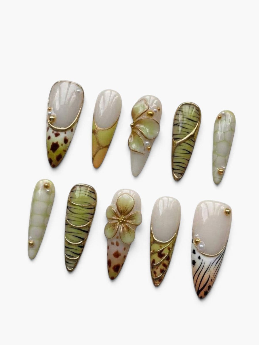 Set de 10 faux ongles Cherry Rouge Dream Girl forme stiletto avec fleurs 3D, détails dorés et ornements effet bijou