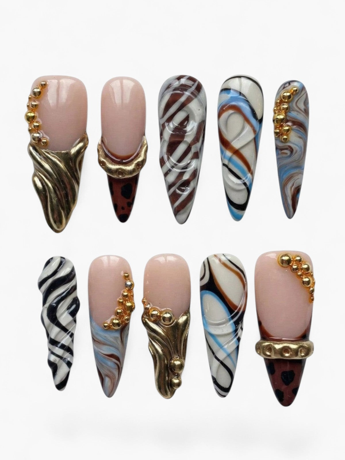 Set de 10 faux ongles Cherry Rouge stiletto longs avec marbrure bleue, détails dorés en relief et motifs léopard.