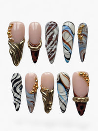 Set de 10 faux ongles Cherry Rouge stiletto longs avec marbrure bleue, détails dorés en relief et motifs léopard.