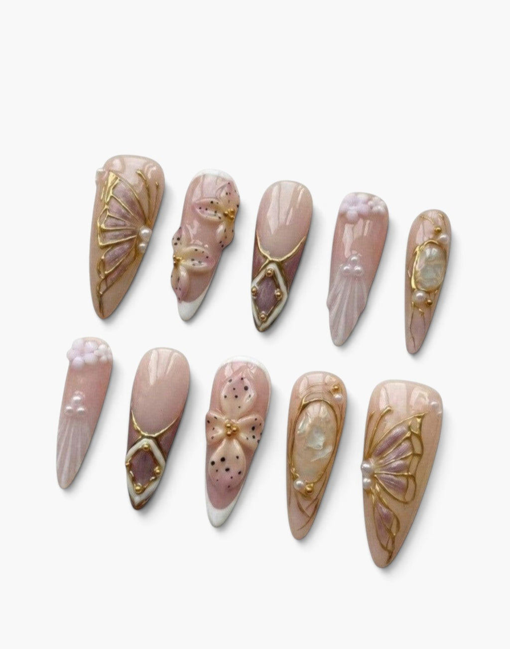 Set de 10 faux ongles Cherry Rouge She’s Fancy forme stiletto, base nude, fleurs 3D, détails dorés et motifs texturés.