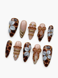 Set de 10 faux ongles Cherry Rouge Tortoise Petals en forme amande avec motifs écaille de tortue et fleurs en relief
