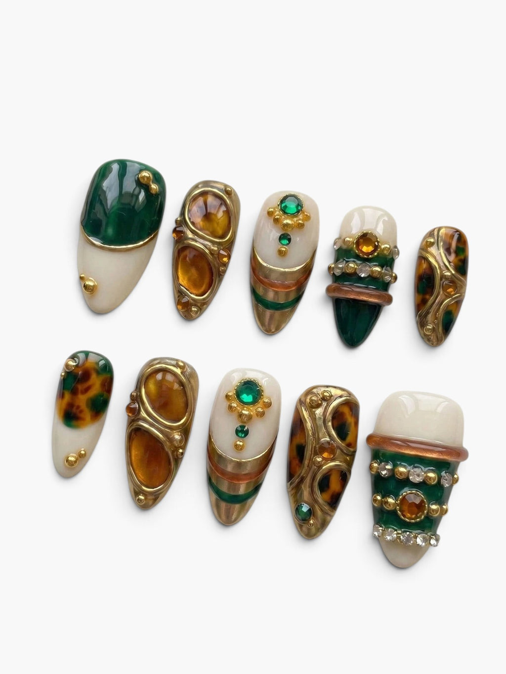 Set de 10 faux ongles Cherry Rouge en forme amande, décorés de motifs turquoise, écailles et strass dorés brillants.
