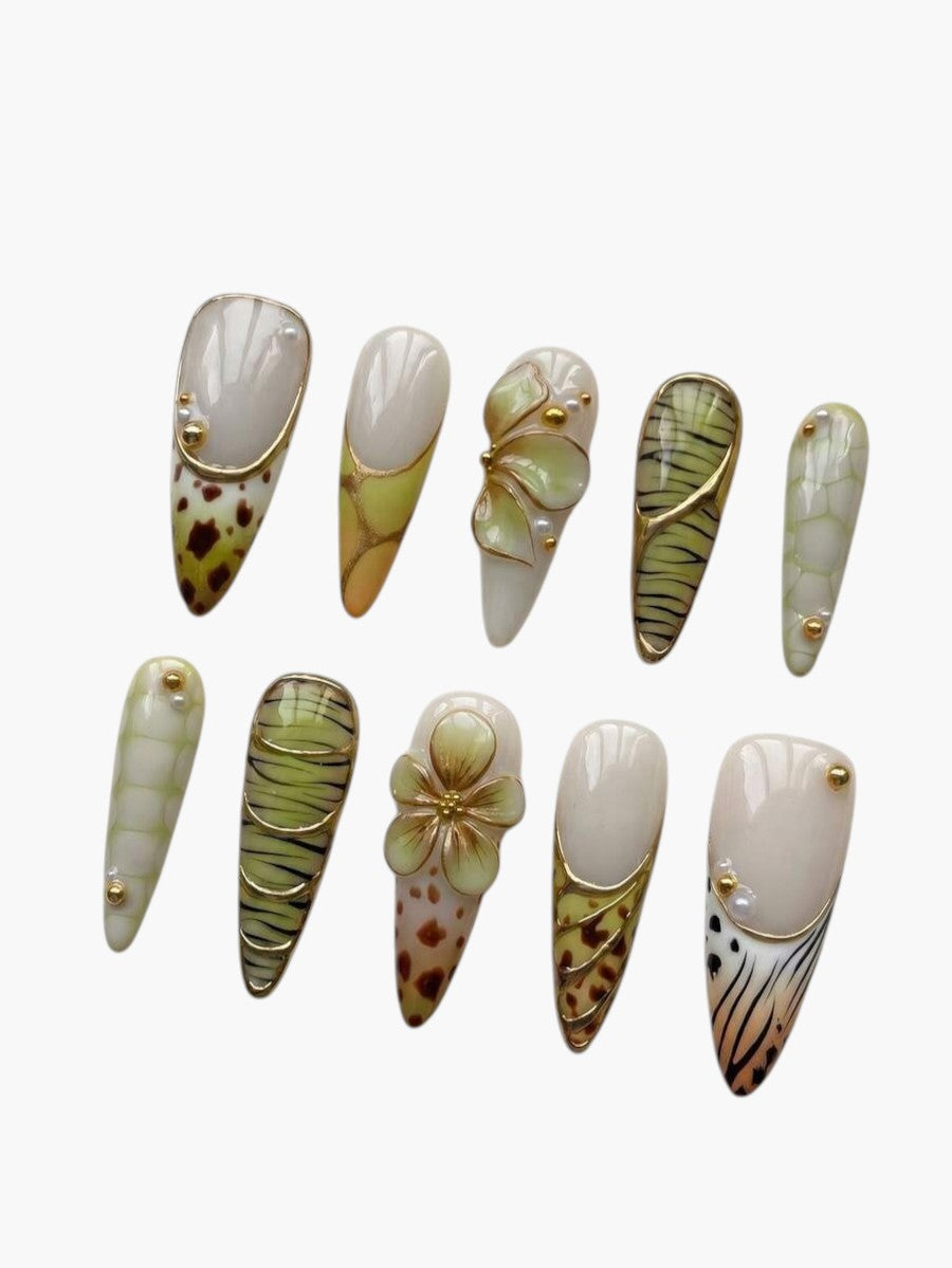 Faux ongles Cherry Rouge longs en amande, style Y2K vert avec motifs végétaux, perles et détails dorés en relief