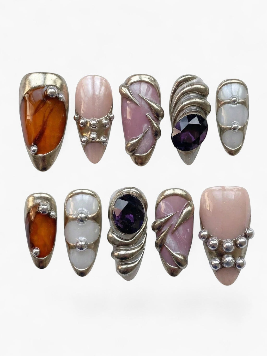 Set de 10 faux ongles Cherry Rouge Violet Mirage en forme amande avec détails métalliques, cristaux et gel nacré.