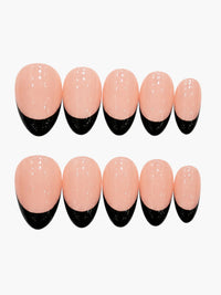 Faux ongles Cherry Rouge Kiss Me First Black forme amande courte avec French manucure noire sur base nude brillante