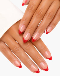 Manucure Cherry Rouge Kiss Me First avec French manucure rouge moderne sur ongles courts en forme amande