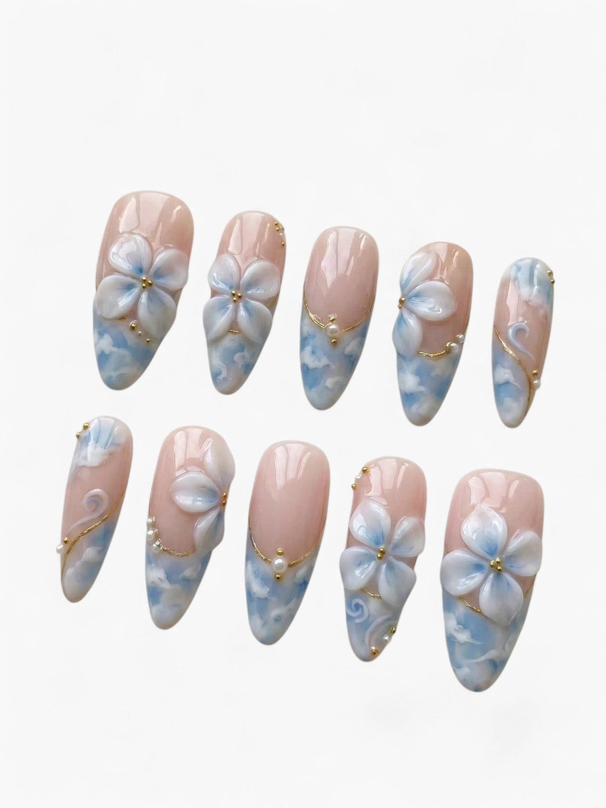 Manucure Cherry Rouge Savage Romance en forme amande avec fleurs 3D, touches dorées et motifs bleus sur fond nude