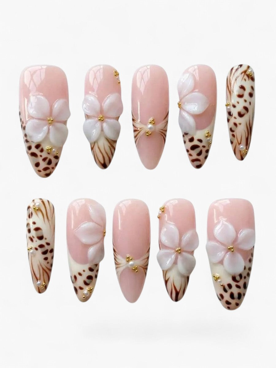 Manucure Cherry Rouge Savage Romance en forme amande avec fleurs 3D, motifs léopard, strass et détails dorés.