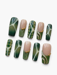 Manucure Cherry Rouge Emerald Vortex en forme amande avec swirls vert émeraude, gris perle et détails dorés en gel