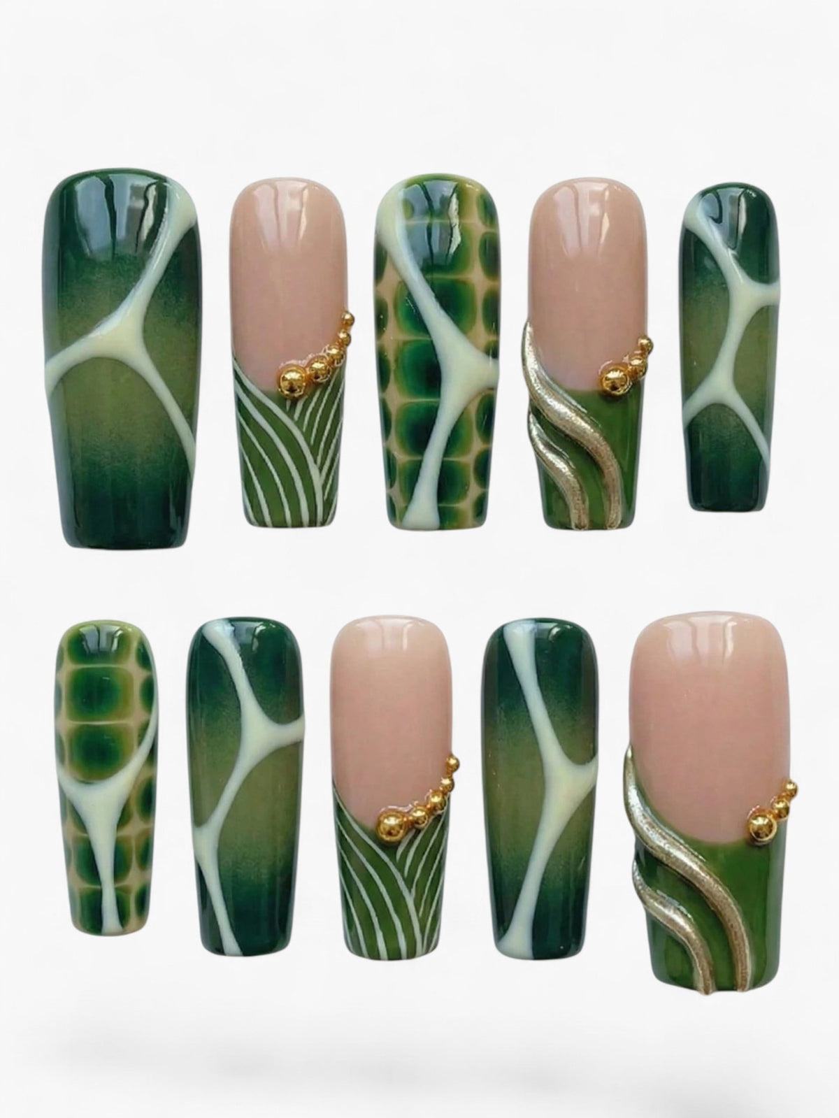 Manucure Cherry Rouge Emerald Vortex forme amande avec swirls vert émeraude, gris perle et détails dorés en gel brillant