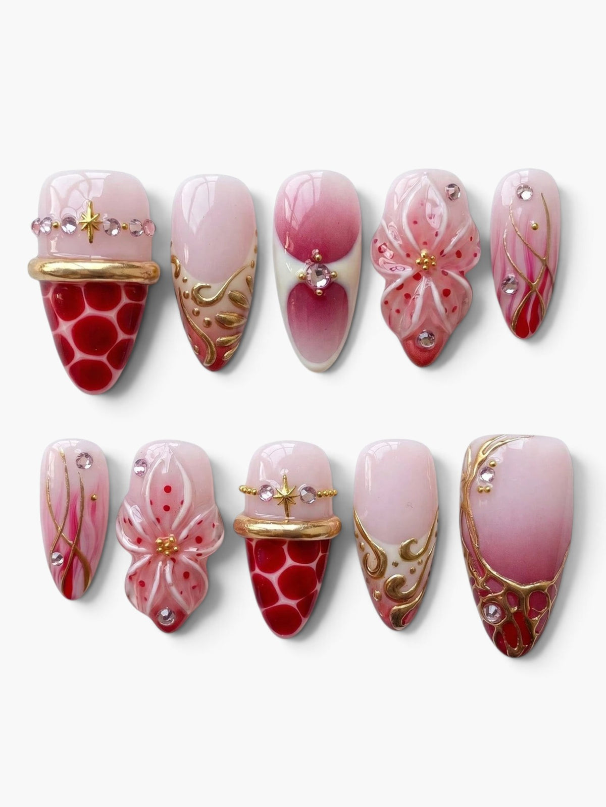 Manucure Cherry Rouge Retro Cherry Bloom en gel forme mandore avec fleurs 3D, détails dorés et rouge cerise brillant.