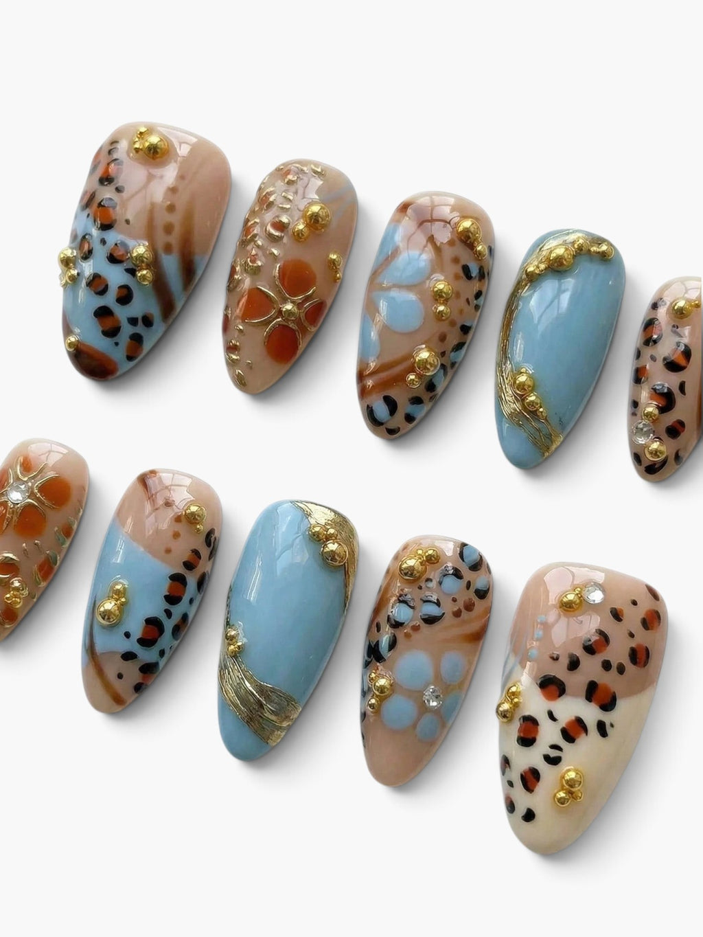 Manucure Cherry Rouge Bohemian Leopard Kiss en forme amande avec motifs léopard, détails dorés et finition brillante