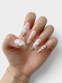 Manucure Cherry Rouge Savage Romance Leo en forme amande avec fleurs 3D, motifs léopard et détails dorés sur gel