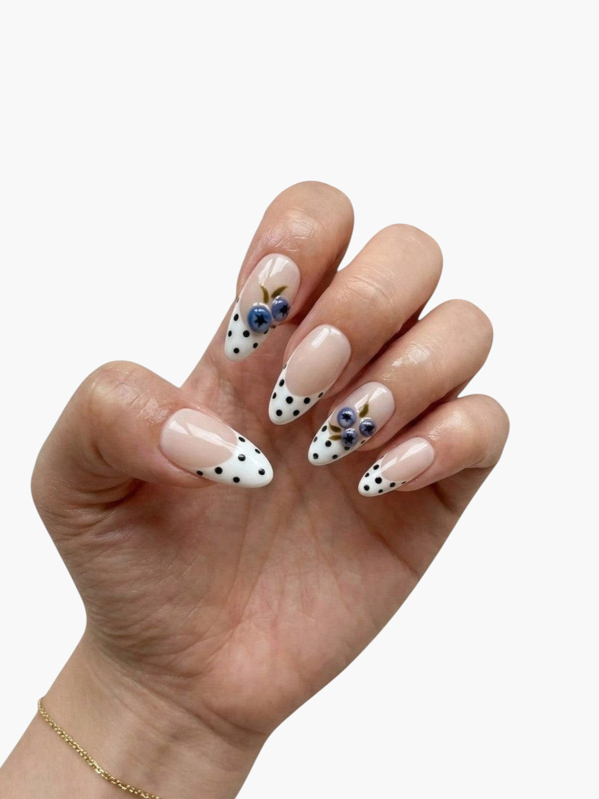 Manucure Cherry Rouge Blueberry Reverie en forme amande avec motifs myrtilles, pois noirs et french manucure blanche.