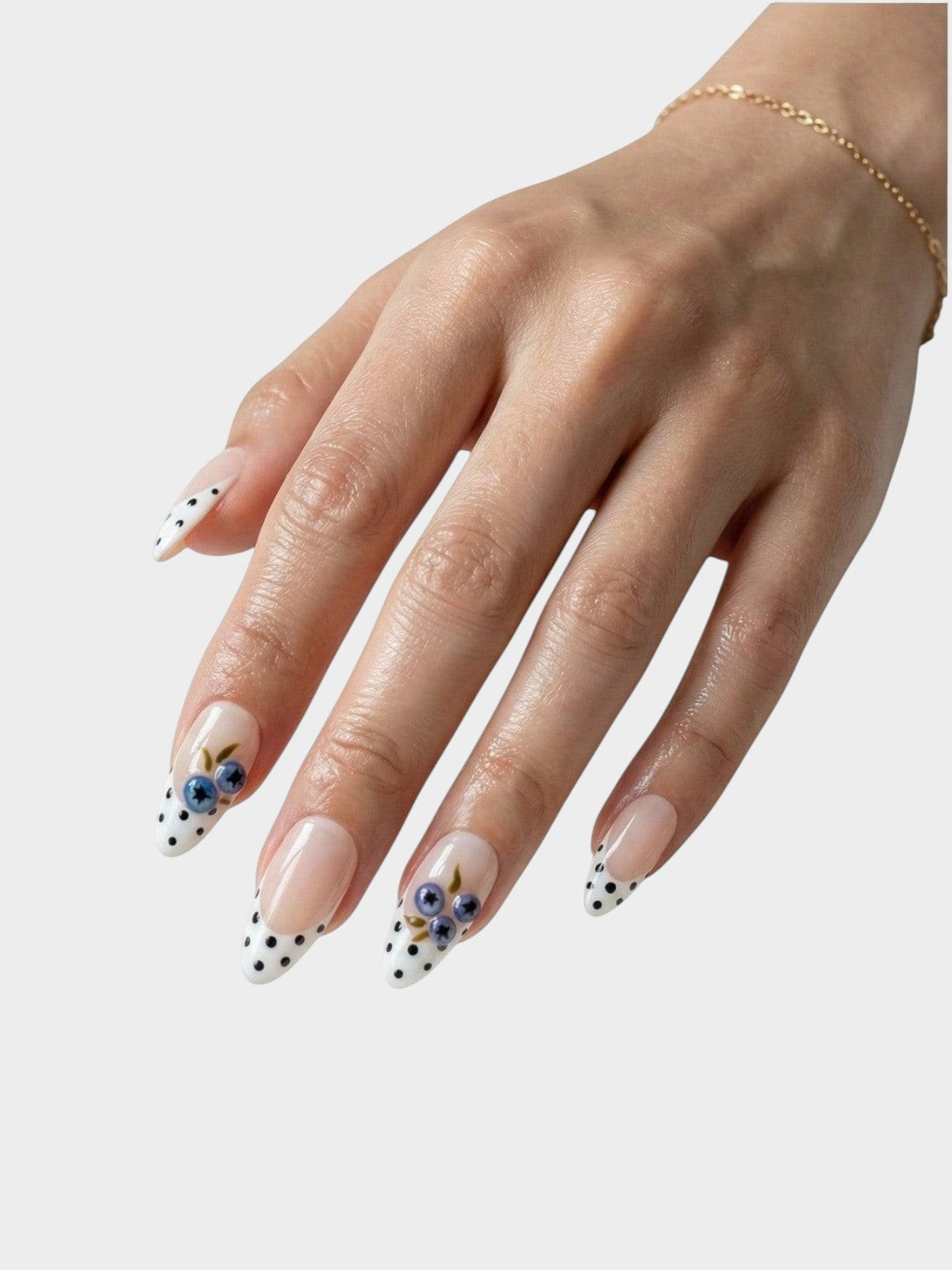 Manucure Cherry Rouge Blueberry Reverie en forme amande avec motifs myrtilles et pois noirs sur fond translucide