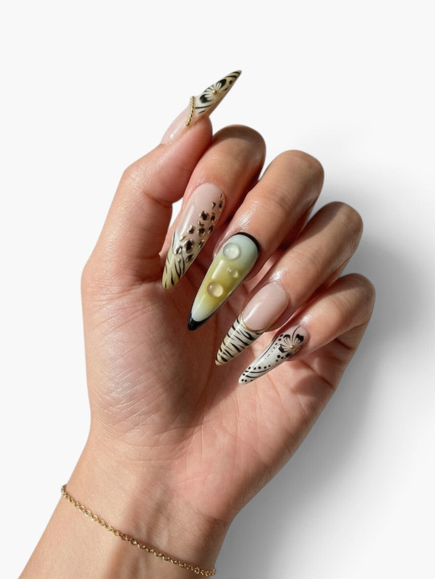 Manucure Cherry Rouge Dream Girl stiletto longue avec fleurs 3D, détails dorés et ornements effet pierre précieuse