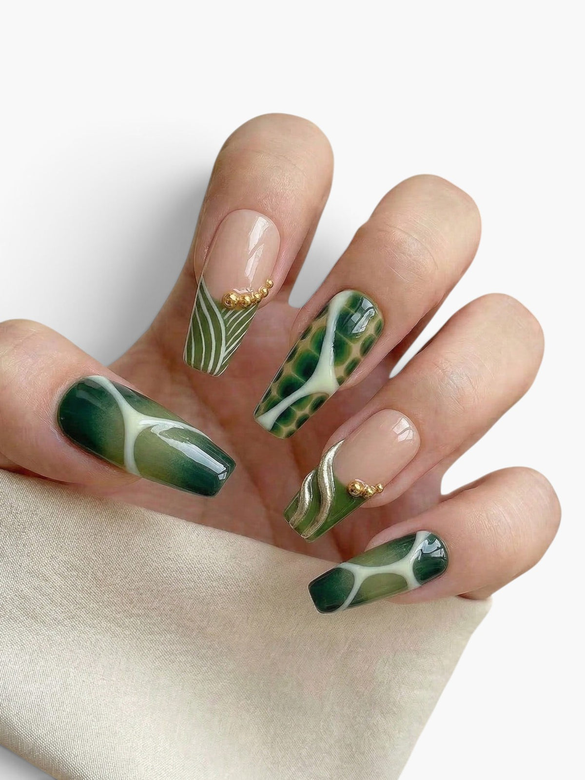 Manucure Cherry Rouge Emerald Vortex en forme amande avec swirls vert émeraude, gris perle et détails dorés brillants