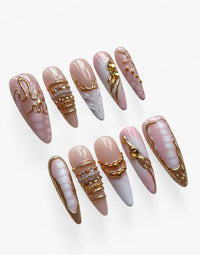 Press-on nails Cherry Rouge Liquid Grace en forme amande, tons nude et rose pâle avec détails dorés et reliefs gel.