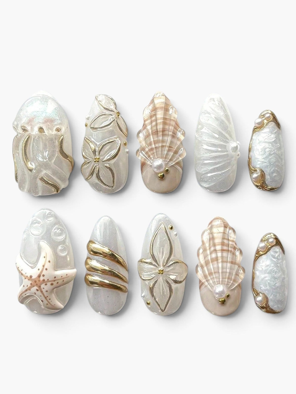 Set de 10 faux ongles Cherry Rouge Amber Tide en forme amande avec motifs marins, perles et détails dorés en gel.