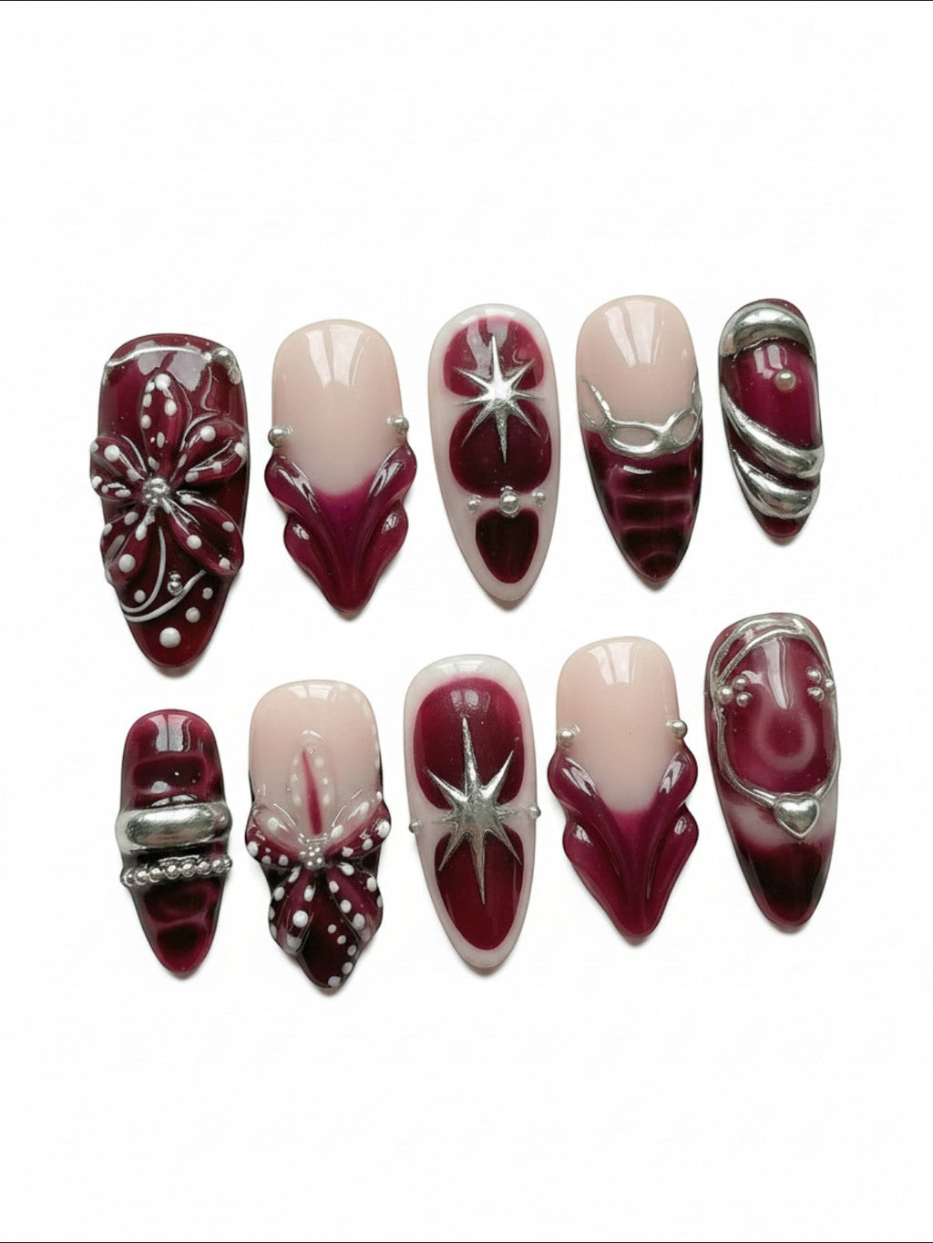 Ensemble d'ongles press-on Cherry Rouge Dewdrop Romance avec motifs bordeaux, argentés, étoiles et détails en relief.