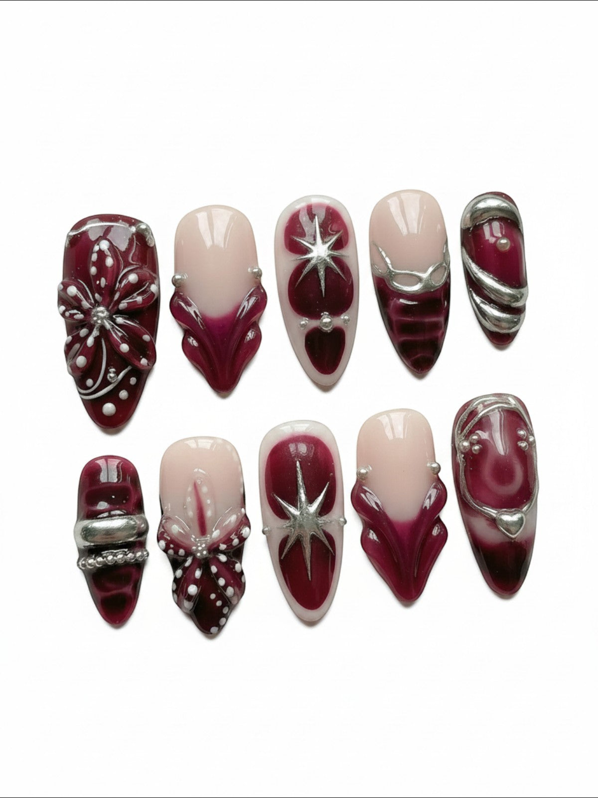 Ensemble d'ongles press-on Cherry Rouge Dewdrop Romance avec motifs bordeaux, argentés, étoiles et détails en relief.