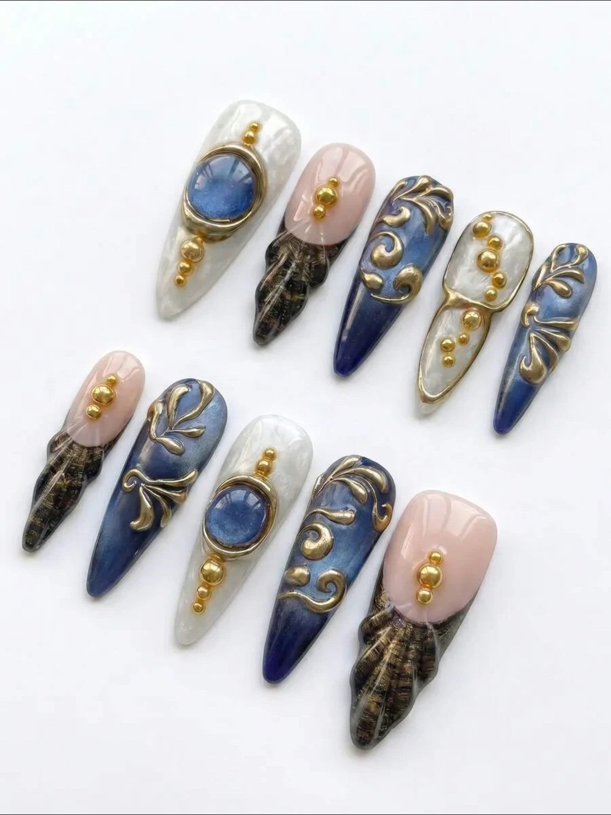 Press-on nails Cherry Rouge She’s Royal en gel bleu marbré, motifs léopard, détails dorés 3D et finition brillante.